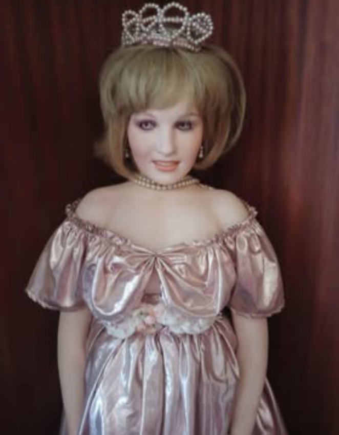 Princess Diana porcelain doll with its view case for sale Princess Diana porcelain doll with its view case for sale