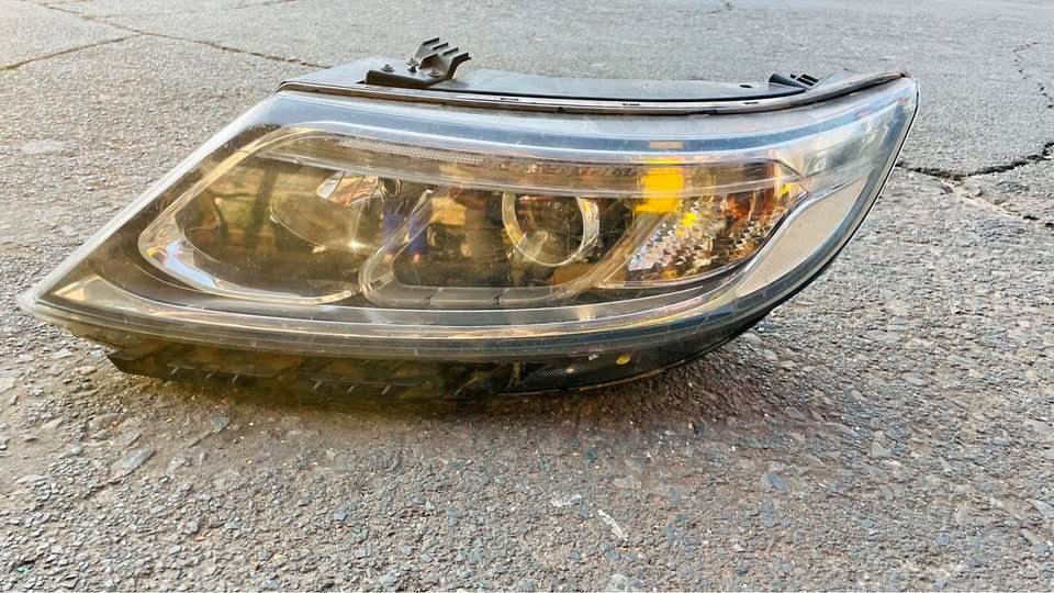 Kia Sorento headlight 2012 - Private Seller Kia Sorento headlight 2012 - Private Seller