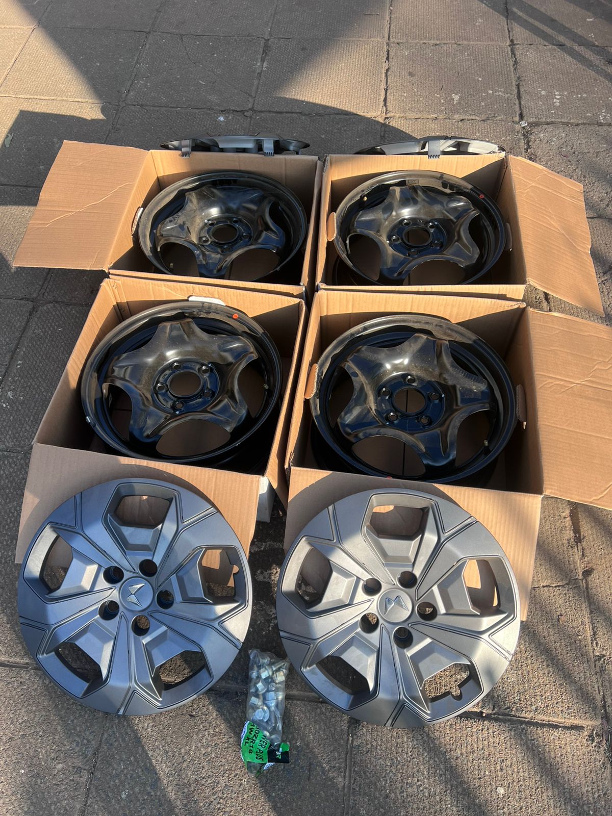 4x 16” Mahindra Rims with wheel caps and locknuts - Private Seller 4x 16” Mahindra Rims with wheel caps and locknuts - Private Seller