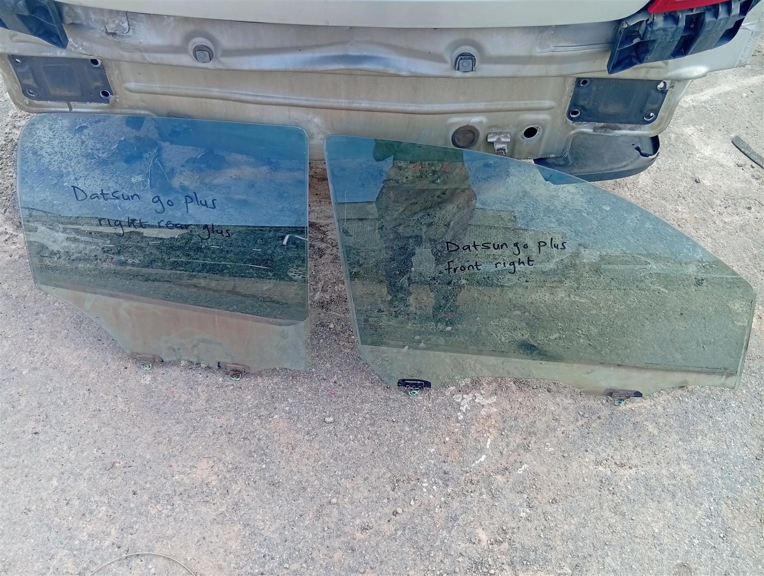 Datsun go plus right door glass - Private Seller