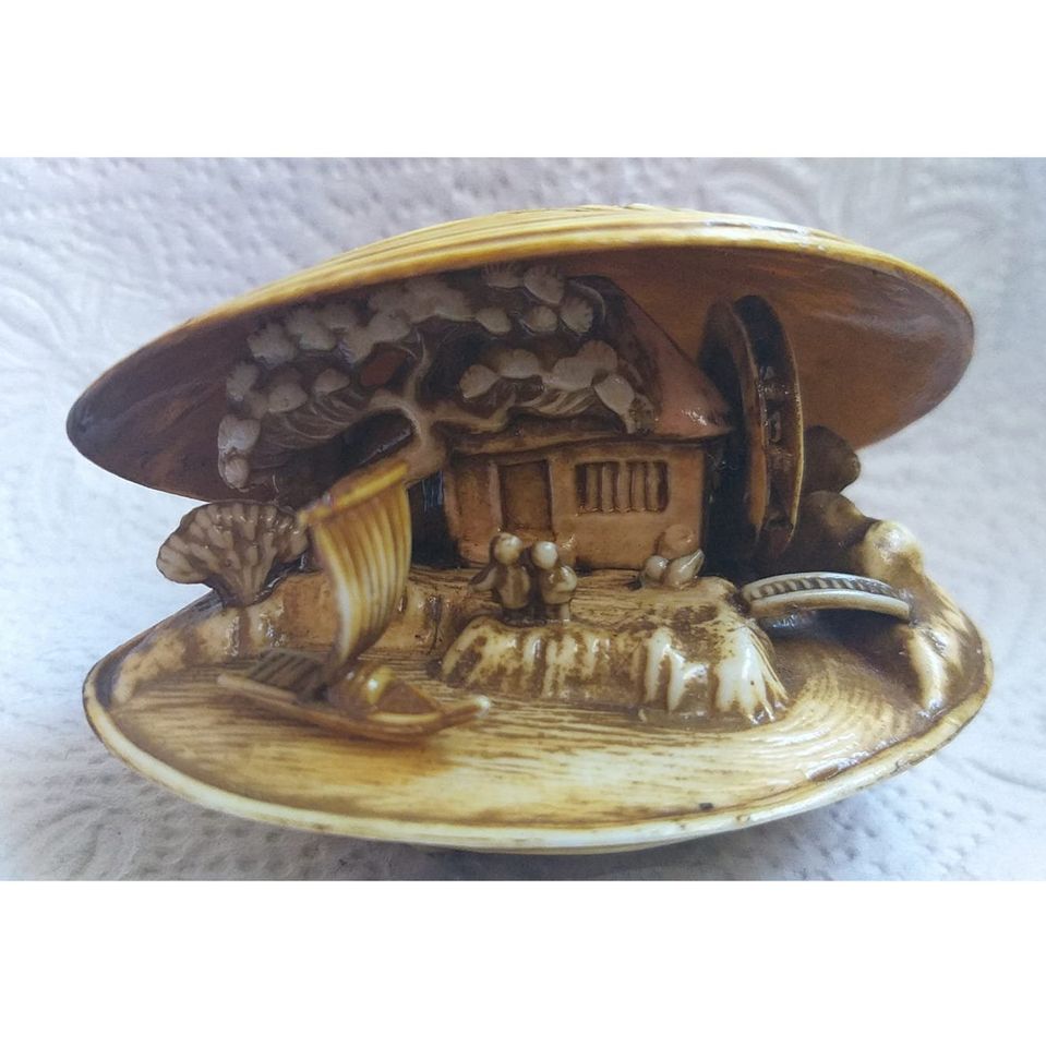 Celluloid Diorama Clam