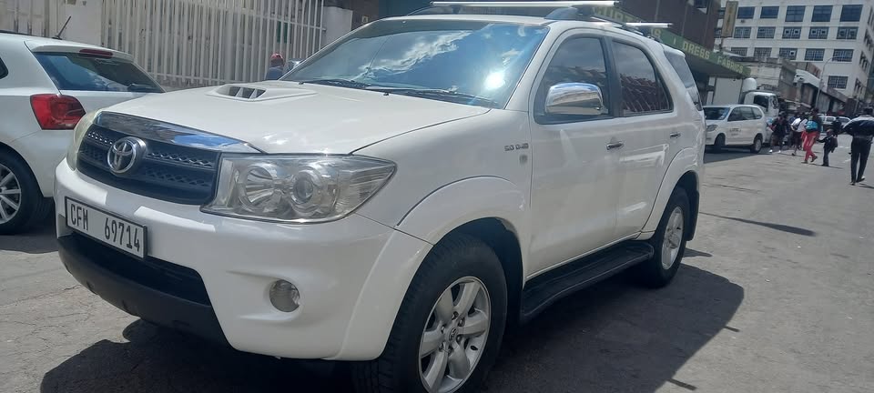 2010 TOYOTA FORTUNER 3.0 D4D DIESEL AUTOMATIC TRANSMISSION, WHITE COLOUR