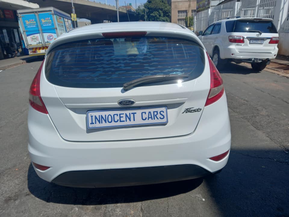 2012 FORD FIESTA 1.4 PETROL HATCHBACK, MANUAL TRANSMISSION, WHITE COLOUR, MILEAGE 86000KM