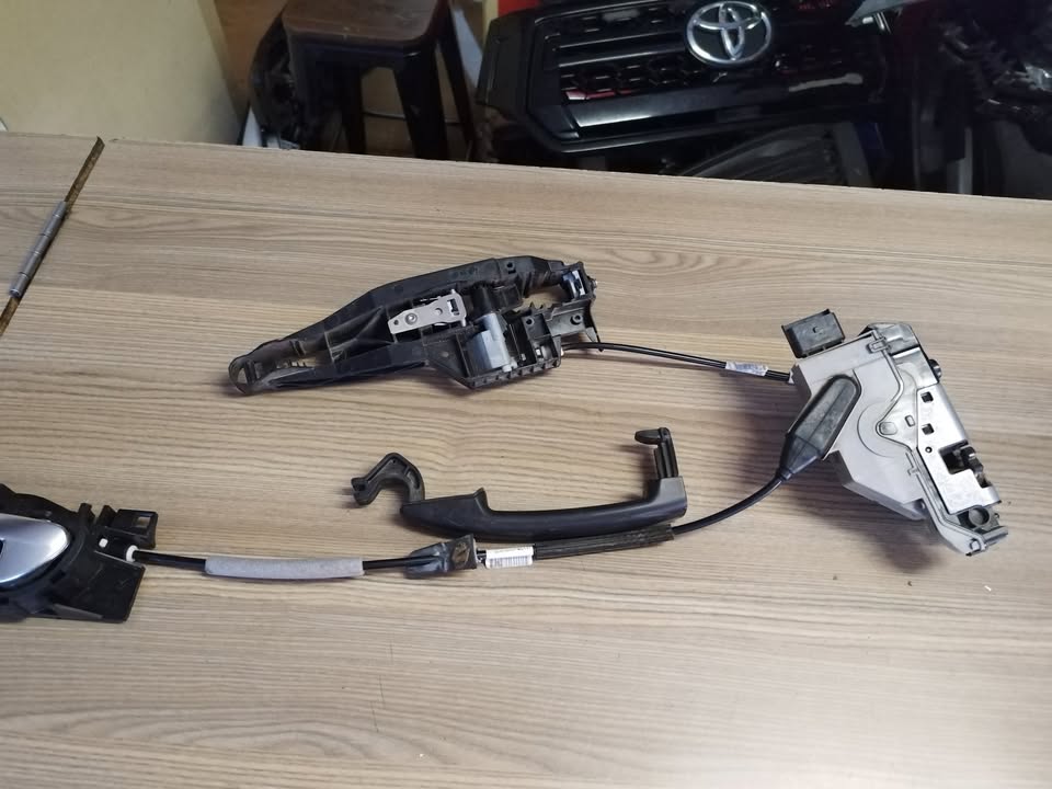 2018 PEUGEOT 208 REAR LEFT DOOR LOCK FOR SALE IN EXCELLENT CONDITION - Private Seller