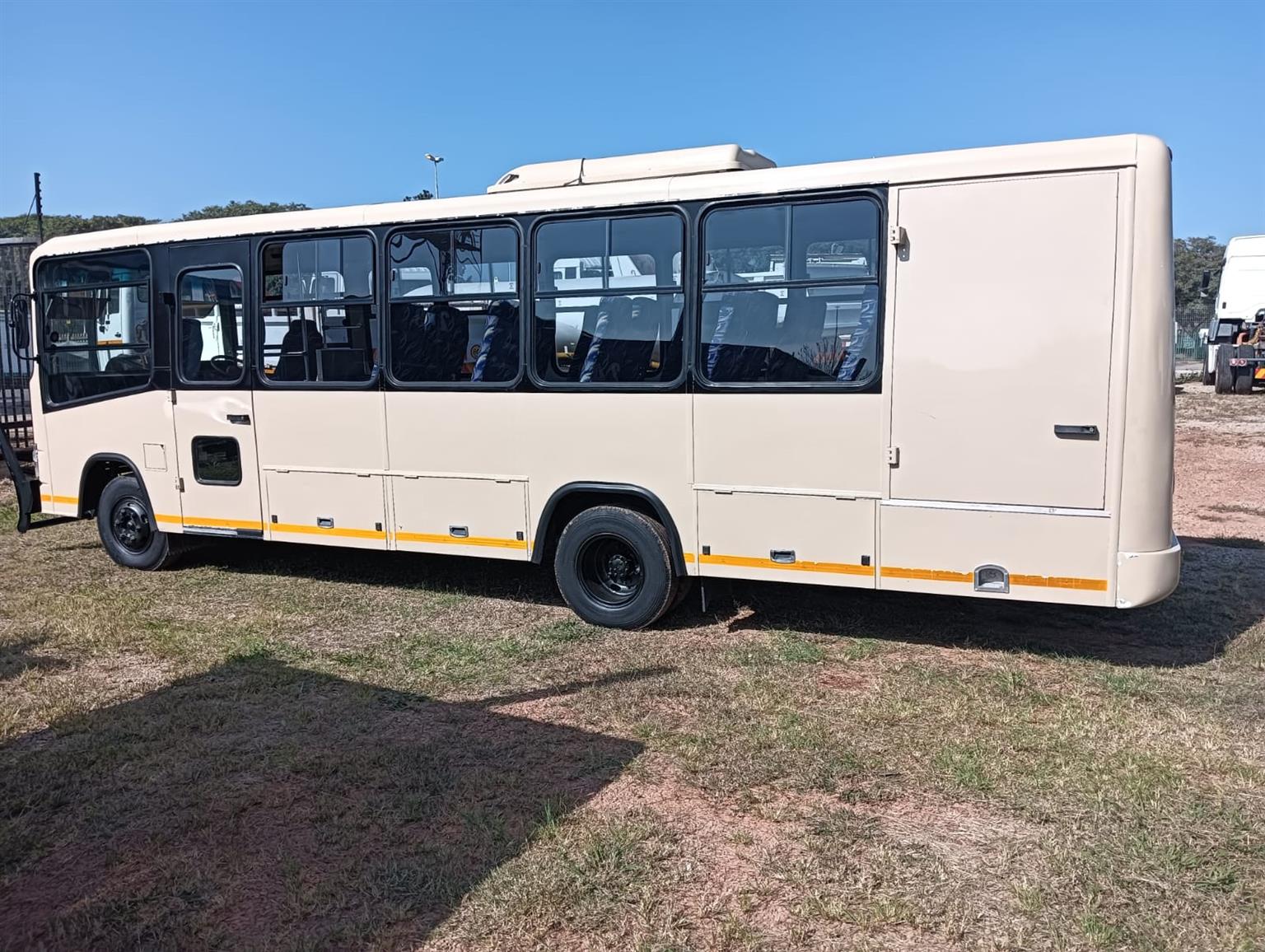 2005 Isuzu 25 seater Bus for sale.Only has 110 000km. Great condition for sale