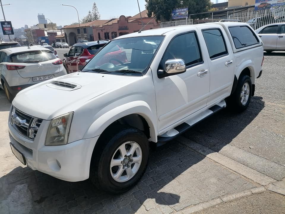 2010 Isuzu KB300 D-Tec Double Cab 4x2 Bakkies with a Canopy and a Nice interior seat