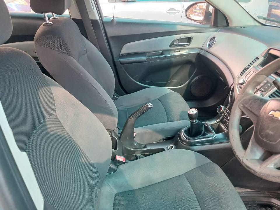 2011 CHEVROLET CRUZE 1.6 Transmission: Manual Mileage: 92000km Fueltype: Petrol White