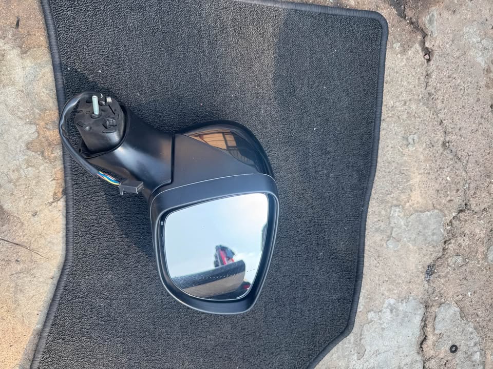 Renault Clio 4 / Captur Right Mirror - Private Seller Renault Clio 4 / Captur Right Mirror - Private Seller