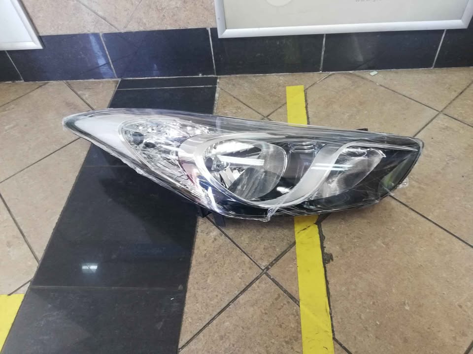 Hyundai elentra 2011 to 2013 headlight - Private Seller Hyundai elentra 2011 to 2013 headlight - Private Seller