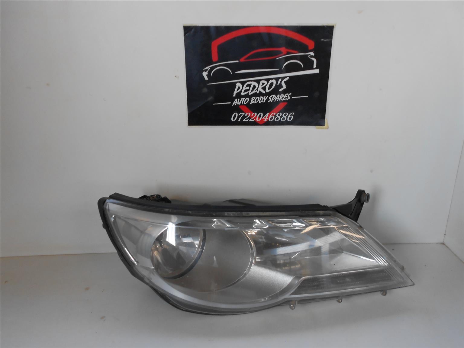 VW TIGUAN 2008 Headlight - Private Seller VW TIGUAN 2008 Headlight - Private Seller