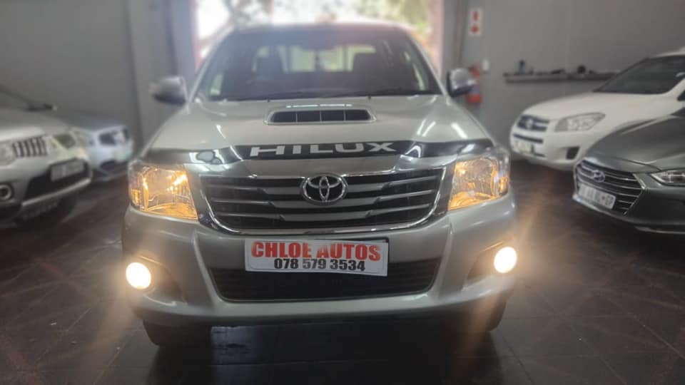 2014 Toyota Hilux 3.0 D4d manual Xtra Cab Legend 45 manual Gold Color Spare Key Reverse Camera