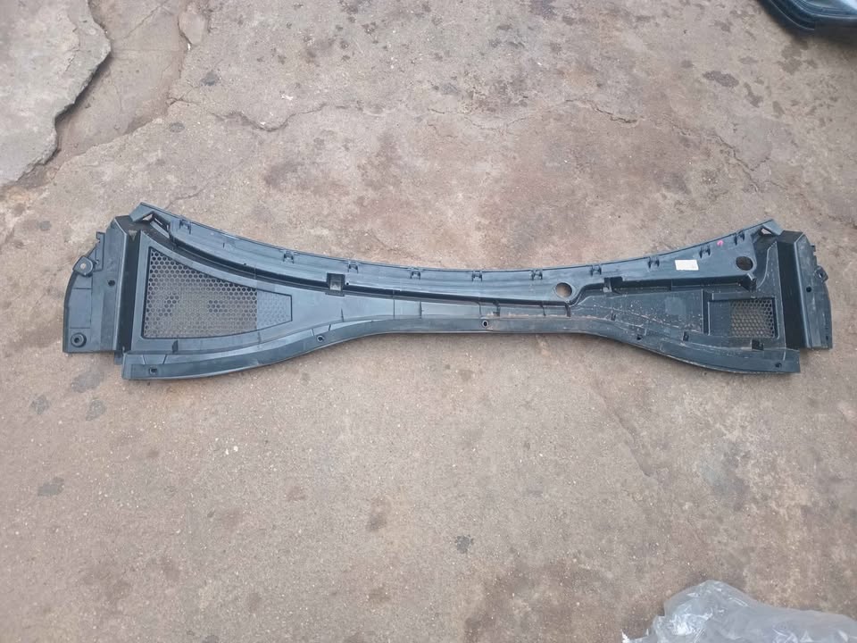 MG MG ZS Front Wiper Cowl Trim  Petrol 2022 31233555 - Private Seller