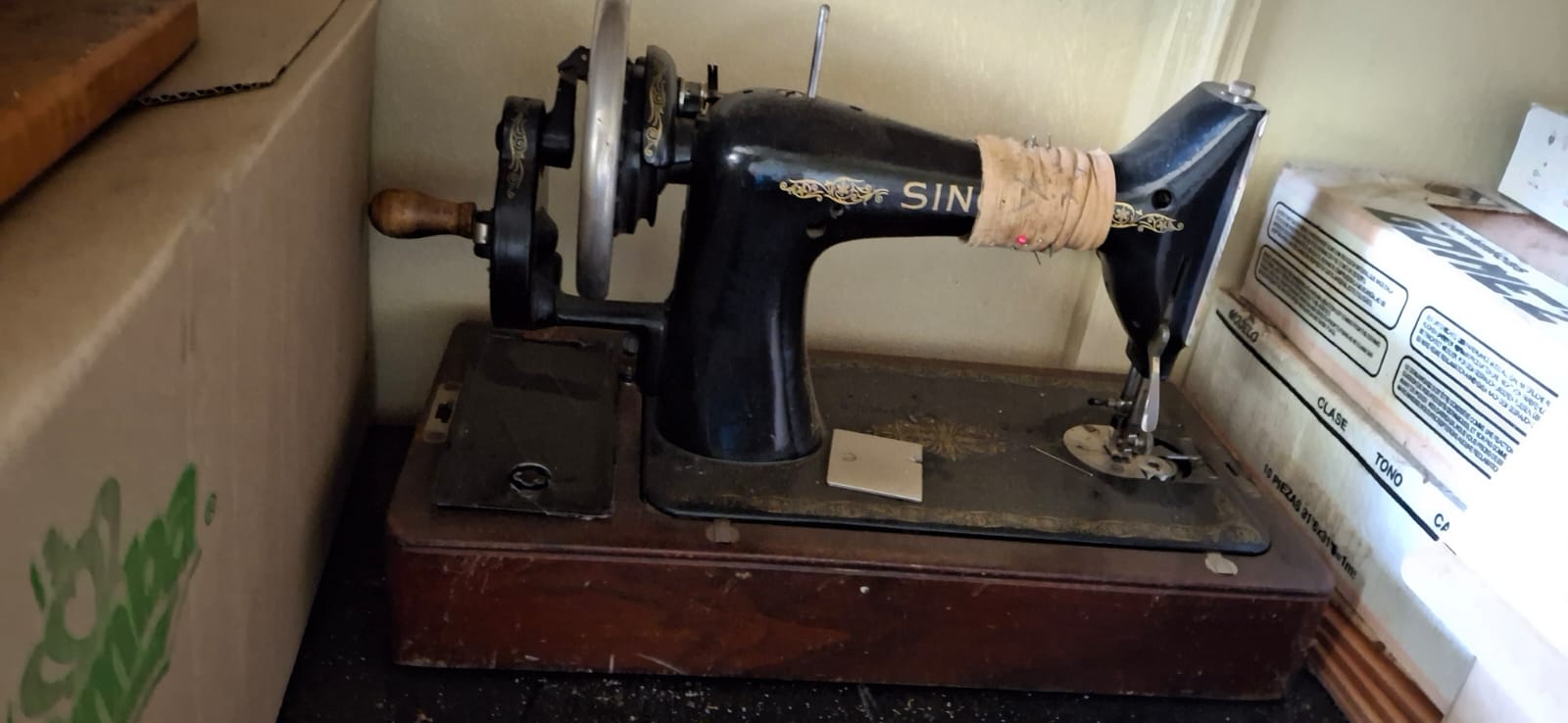 Scale Kirby vacuumPocket watchMirror Sewing machine
