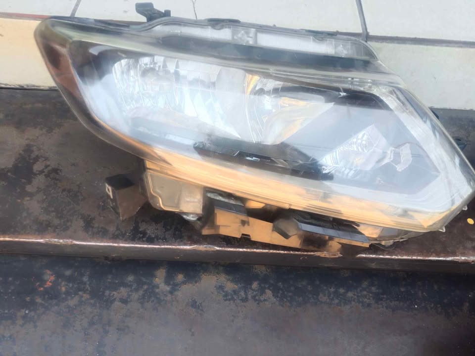 Nissan X-Trail right headlight - Private Seller Nissan X-Trail right headlight - Private Seller