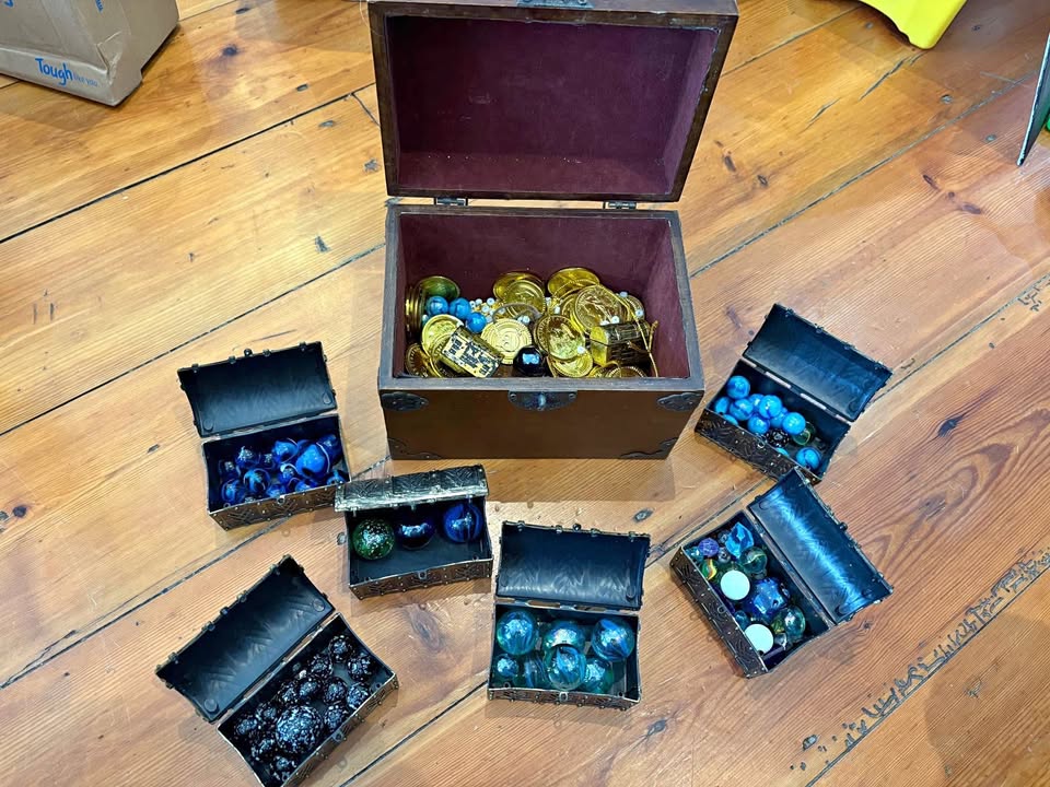Wooden Treasure chest box with gold plastic coins & 6 small treasure boxes with  coloured marbles