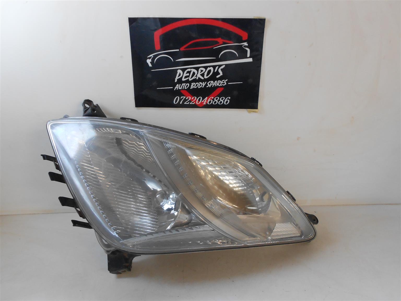 Toyota Pruis II Right Headlight