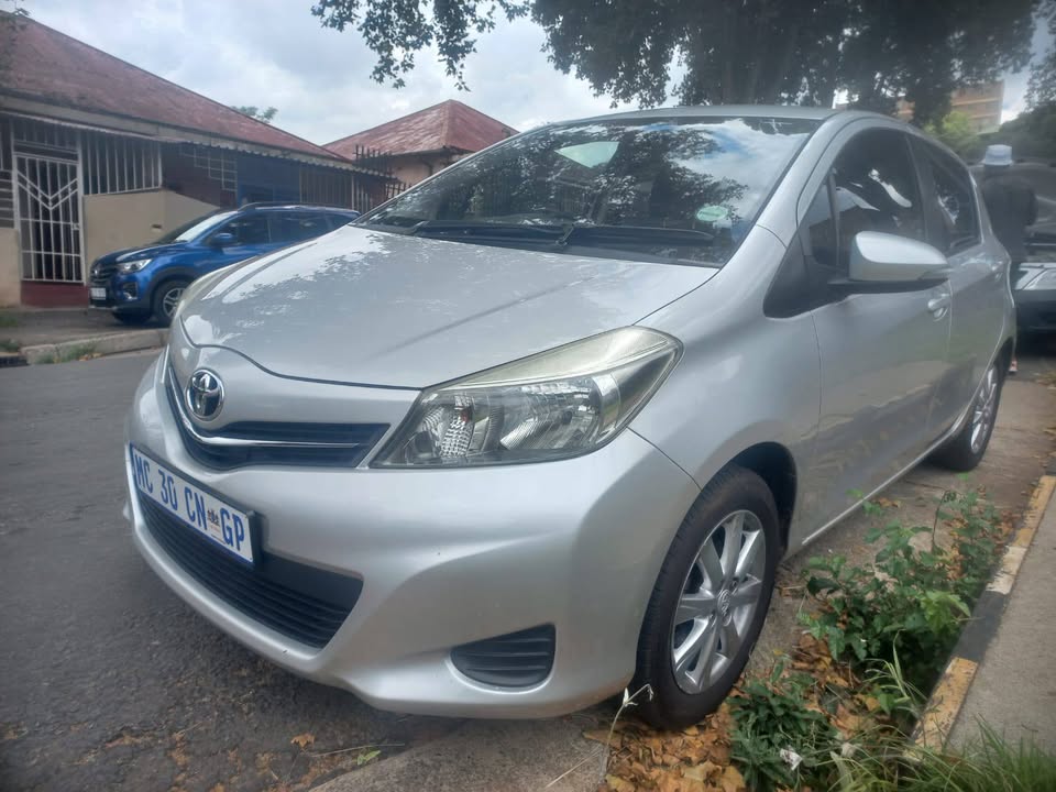 2013 Toyota Yaris hatchback 1.0 Petrol, Manual, Silver Color, Mileage