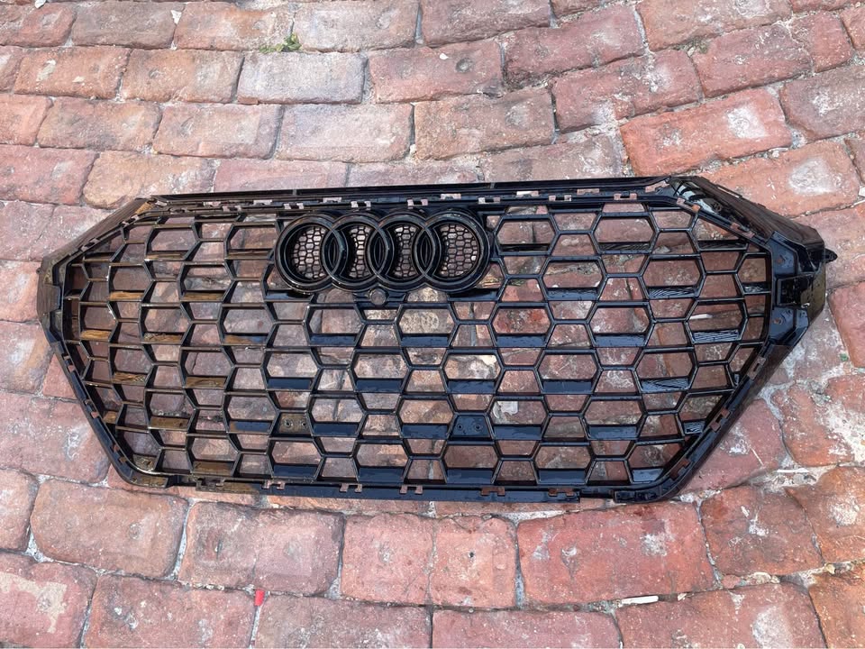 Audi Rs Q3 front bumper grill - Private Seller Audi Rs Q3 front bumper grill - Private Seller