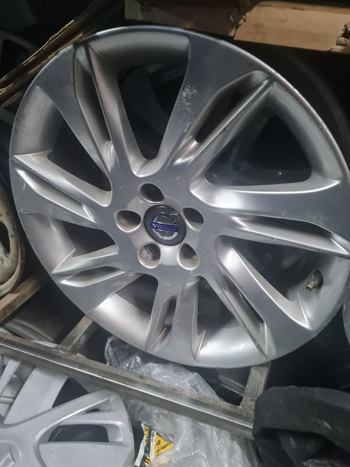 Volvo original alloy mags size 18 - Private Seller Volvo original alloy mags size 18 - Private Seller