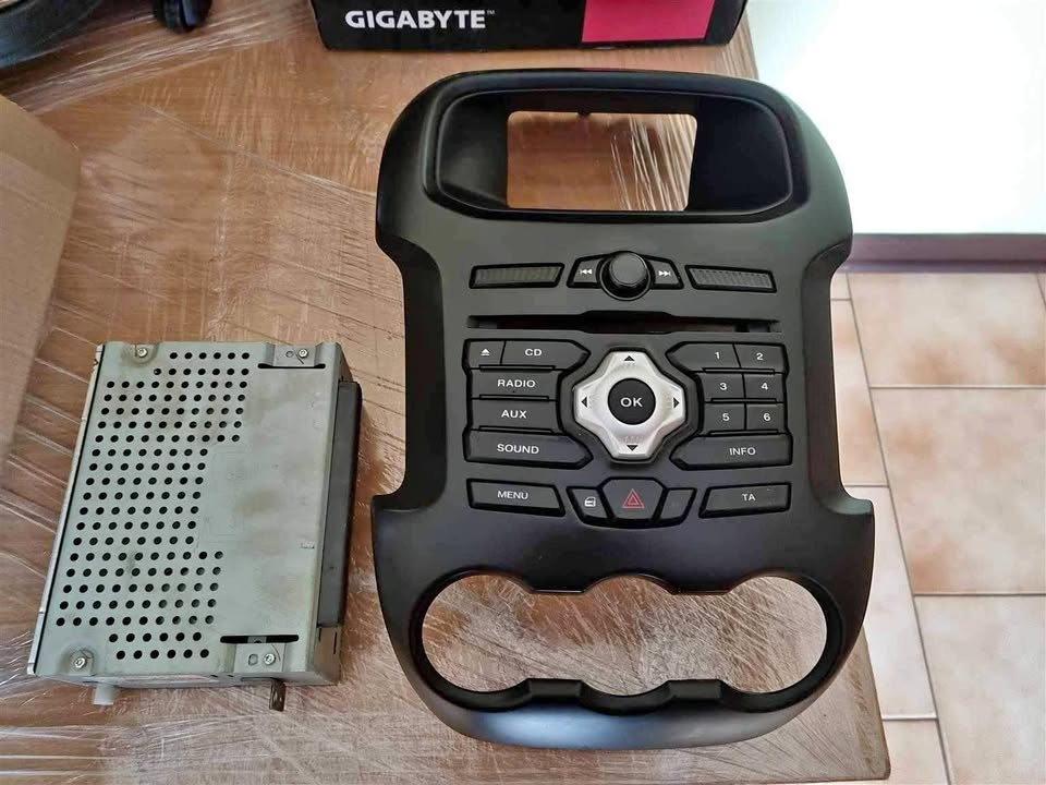 Ford Ranger 3.2 XLT Radio/CD player and internal functions control module. - Private Seller Ford Ranger 3.2 XLT Radio/CD player and internal functions control module. - Private Seller