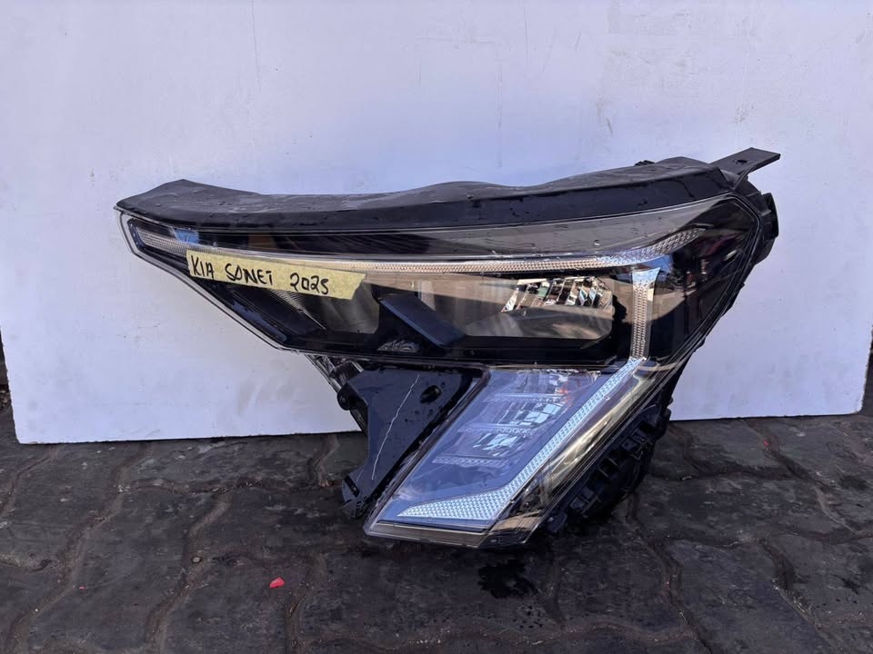 2025 Kia Sonet Headlight - Private Seller 2025 Kia Sonet Headlight - Private Seller