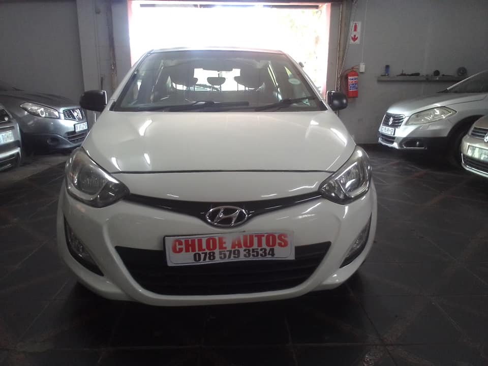 2013 Hyundai i20 1.2 White, Manual, Petrol, Service book