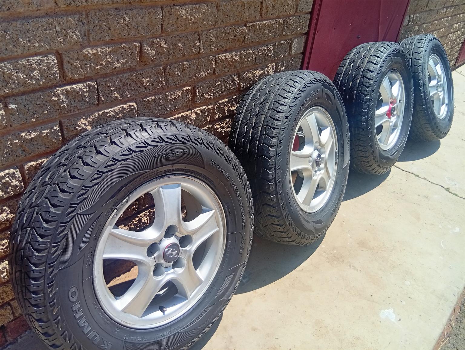 Hyundai santafe  4 set of 16inch  rims and tyres 4 holes - Private Seller