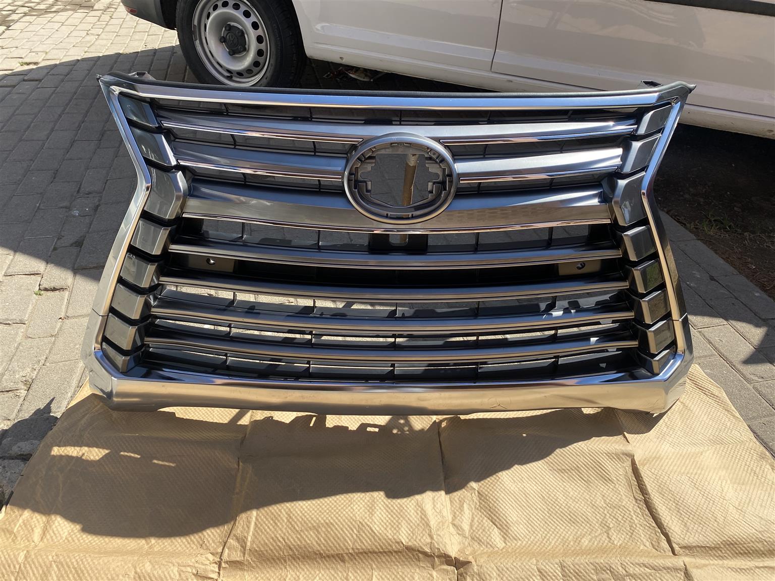 2022 LEXUS LX570 MAIN BUMPER GRILL FOR SALE. IN PRISTINE CONDITION