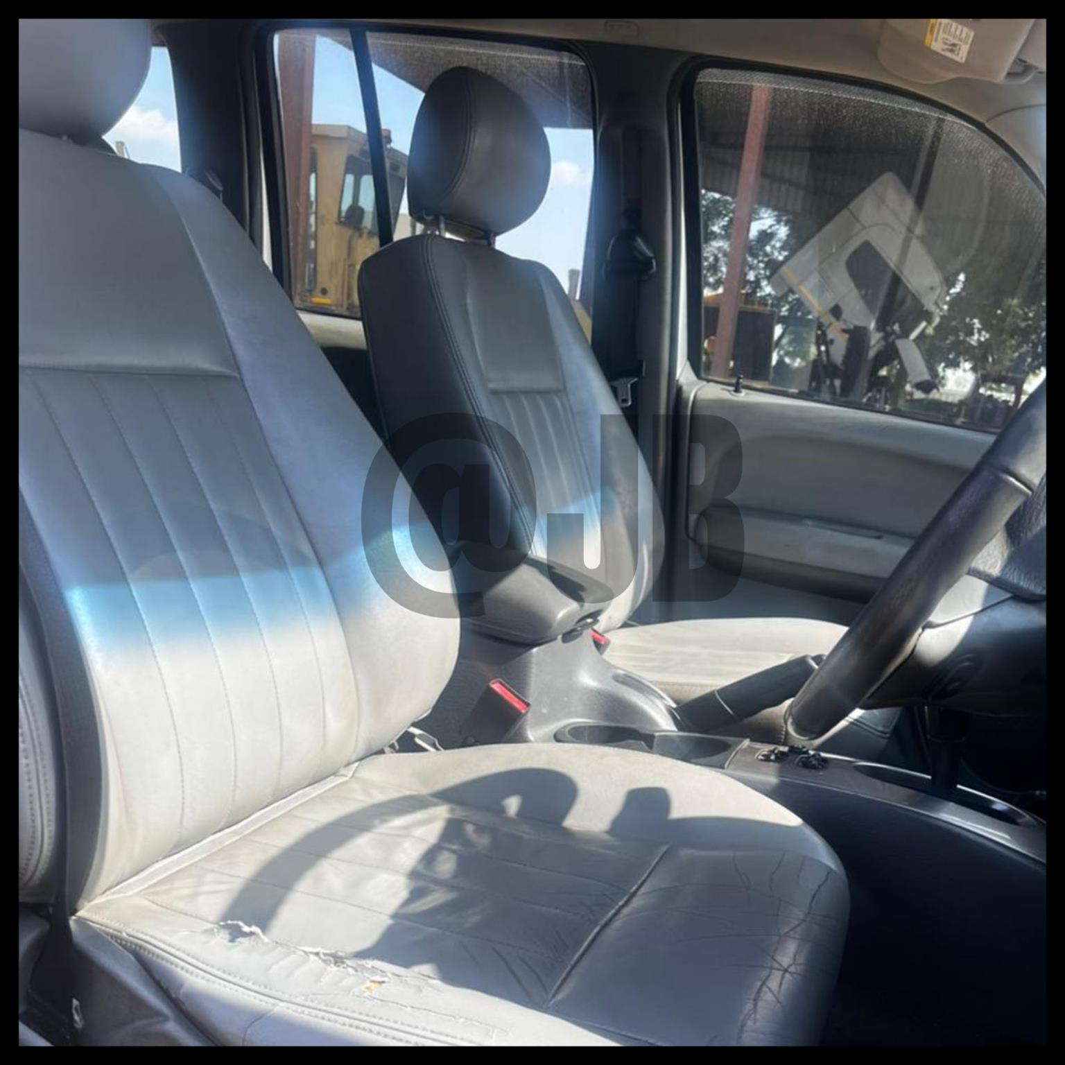 Stripped Vehicle: Jeep Renegade Front Seats (Leather) - Private Seller Stripped Vehicle: Jeep Renegade Front Seats (Leather) - Private Seller
