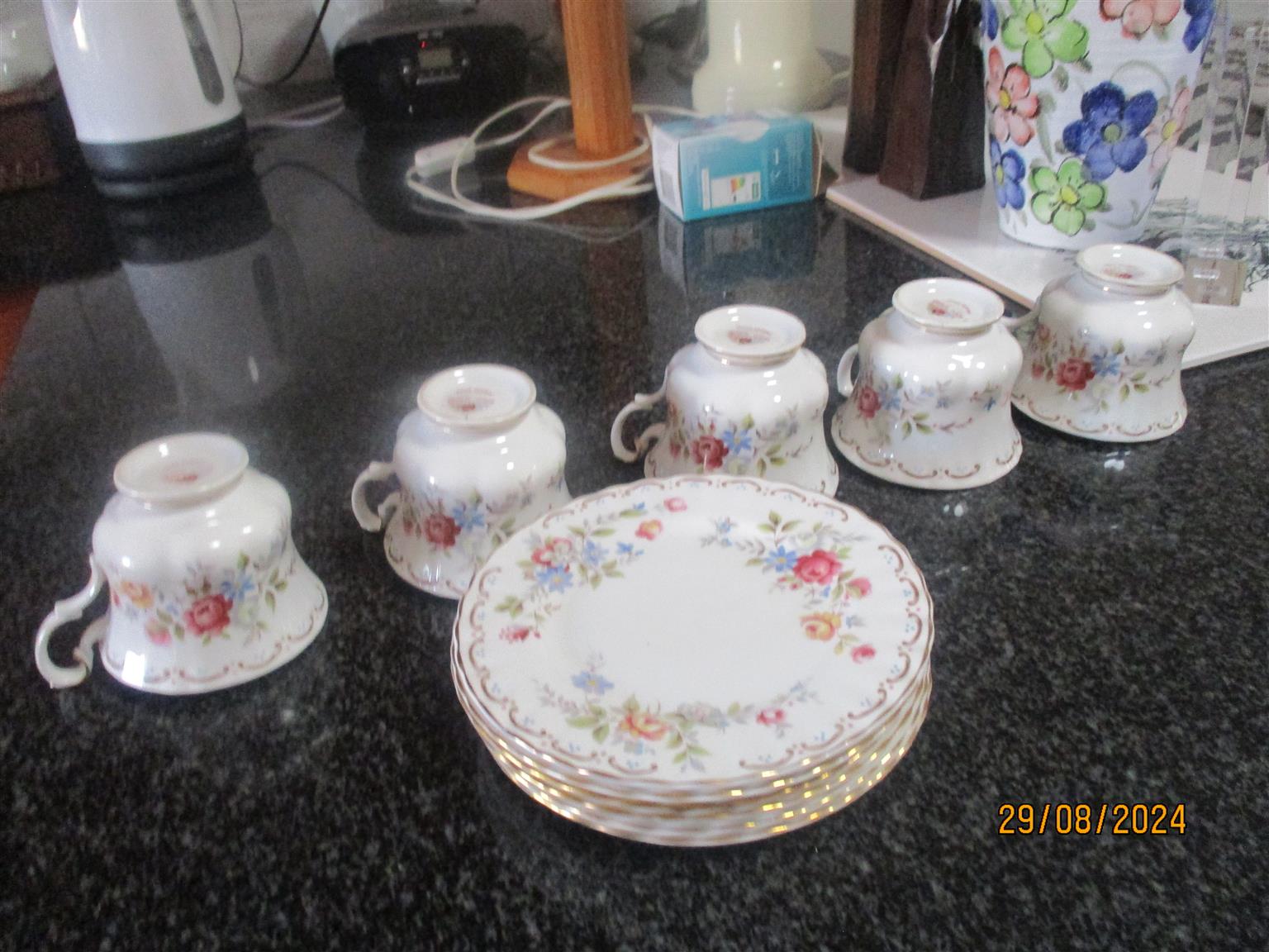 ROYAL ALBERT TEASET JUBILEE ROSE WELL KEPT AS NEW!!