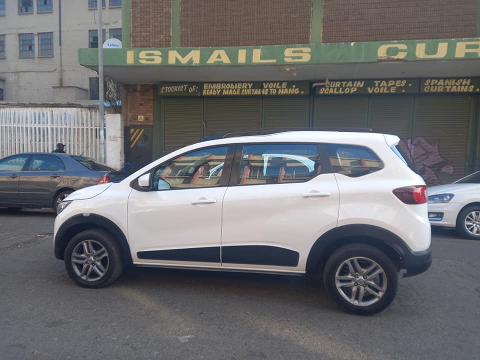 2022 RENAULT TRIBER 1.0 PETROL ENGINE, AUTOMATIC, WHITE COLOR, MILEAGE 57000KM