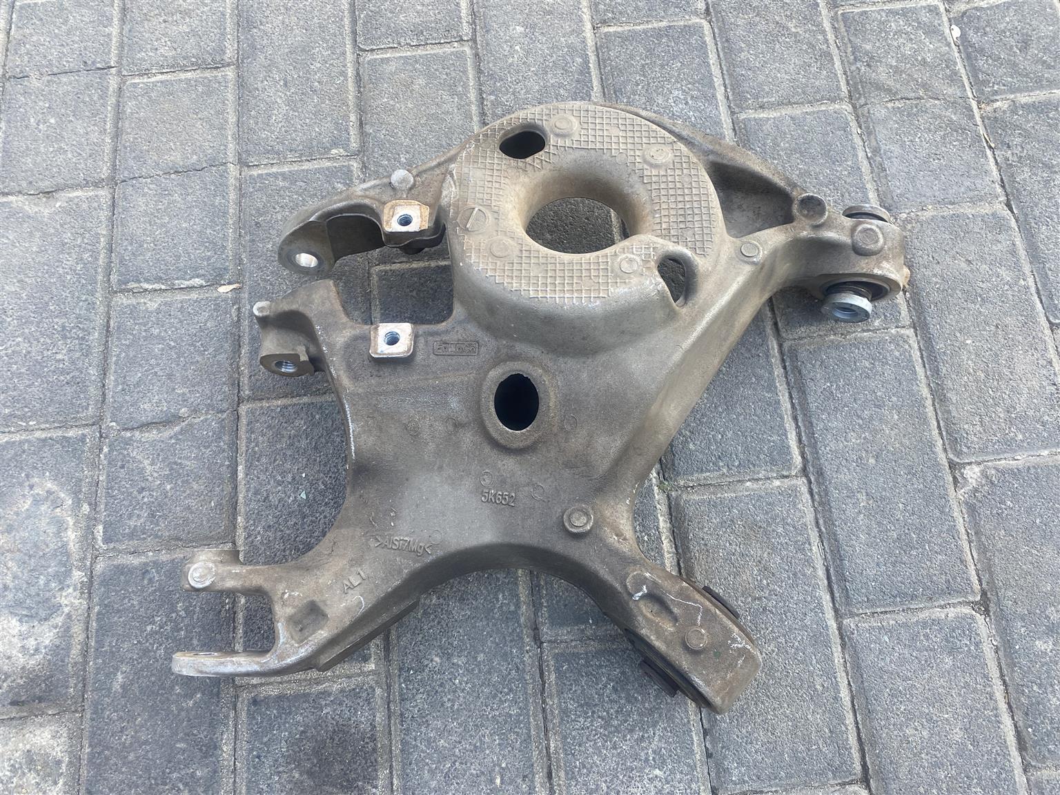 2023 FORD MUSTANG LEFT REAR CONTROL ARM FOR SALE. IN PRISTINE CONDITION