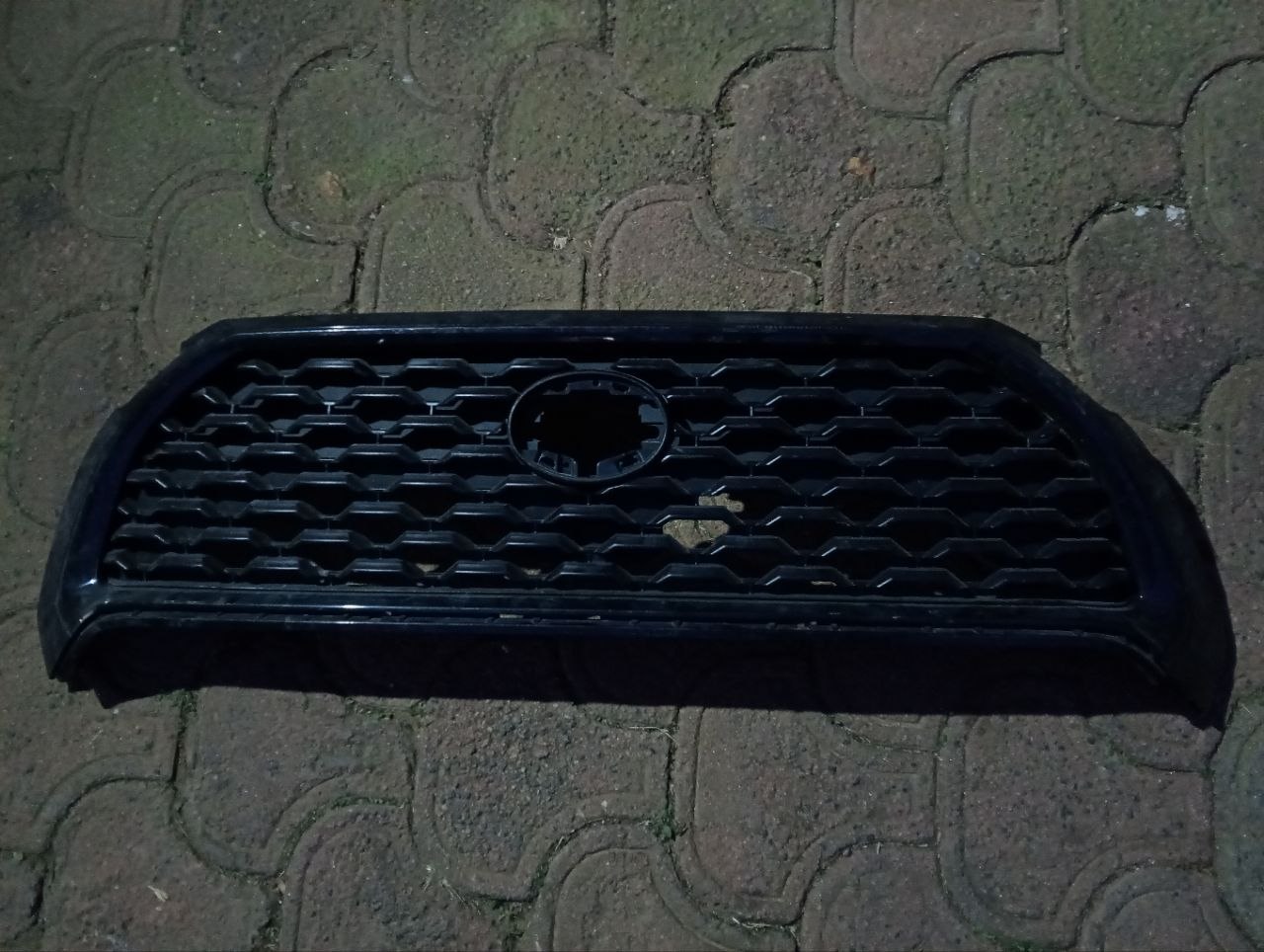 Toyota Corolla Cross Grill - Private Seller Toyota Corolla Cross Grill - Private Seller