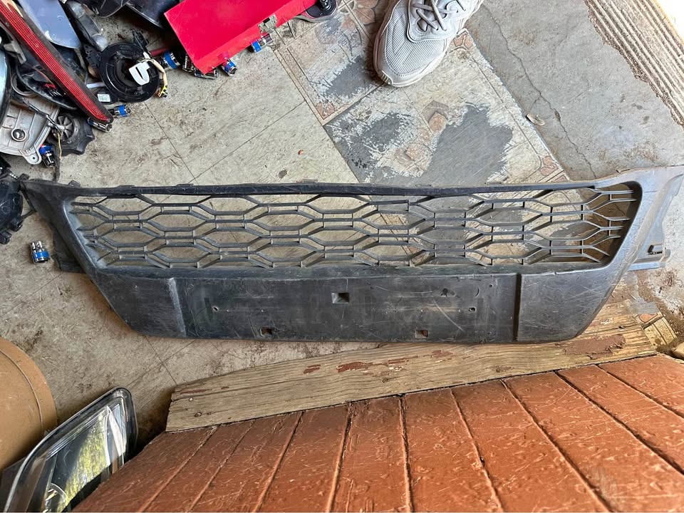 Renault sandero lower bumper grille 2018-2021 - Private Seller Renault sandero lower bumper grille 2018-2021 - Private Seller