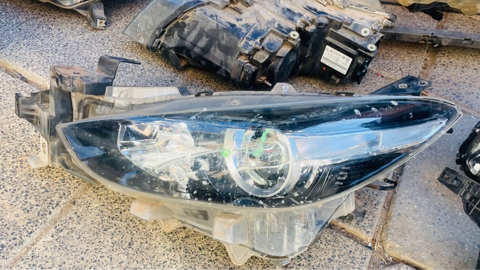 Mazda 3 headlight 2017 - Private Seller