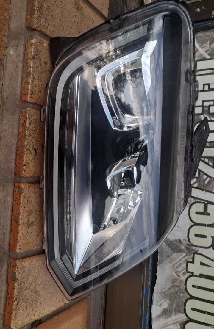 VW AMAROK XENON HEADLIGHT - Private Seller VW AMAROK XENON HEADLIGHT - Private Seller
