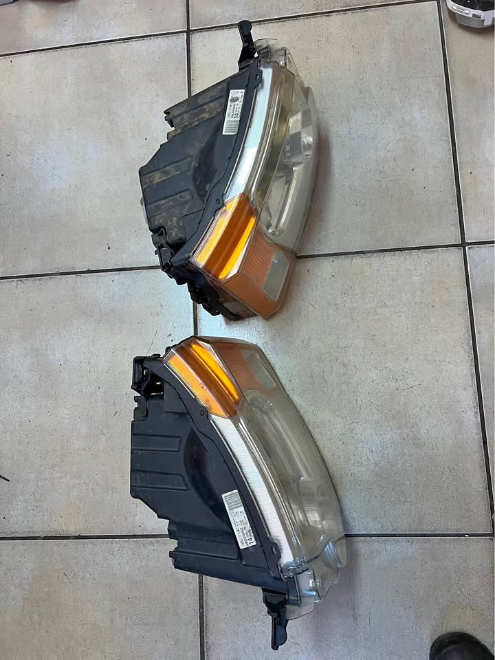 Land Rover Discovery 3 original headlight available Call or whatsapp