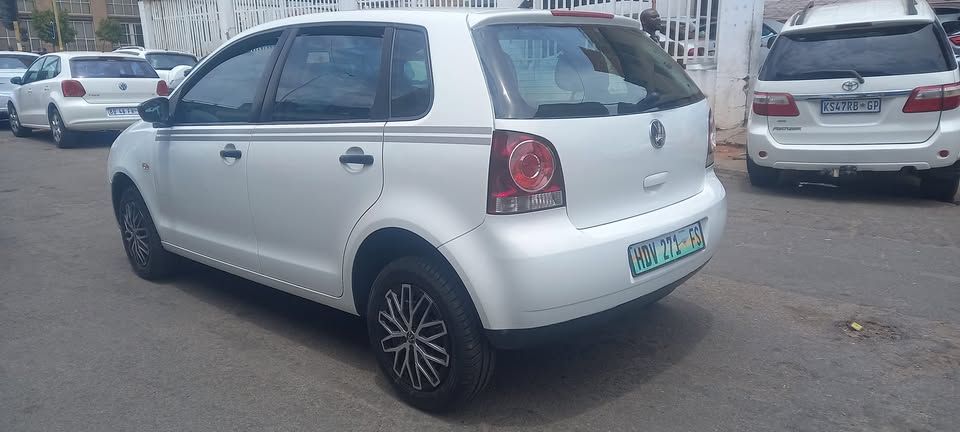 2018 VW POLO VIVO 1.4 PETROL, MANUAL TRANSMISSION, WHITE COLOUR, MILEAGE 72000KM, PRICE R90,000