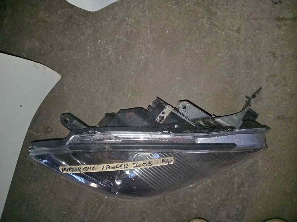 Mitsibushi lancer 2005 right headlight Mitsibushi lancer 2005 right headlight