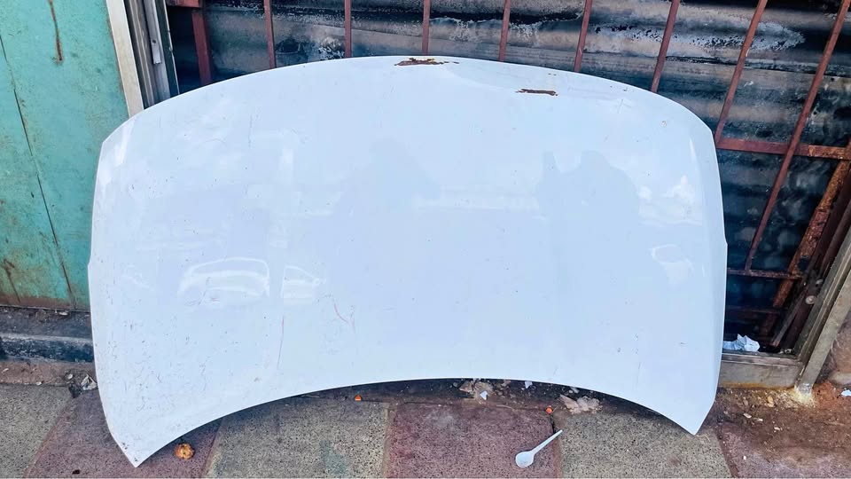 Nissan Almera bonnet - Private Seller Nissan Almera bonnet - Private Seller