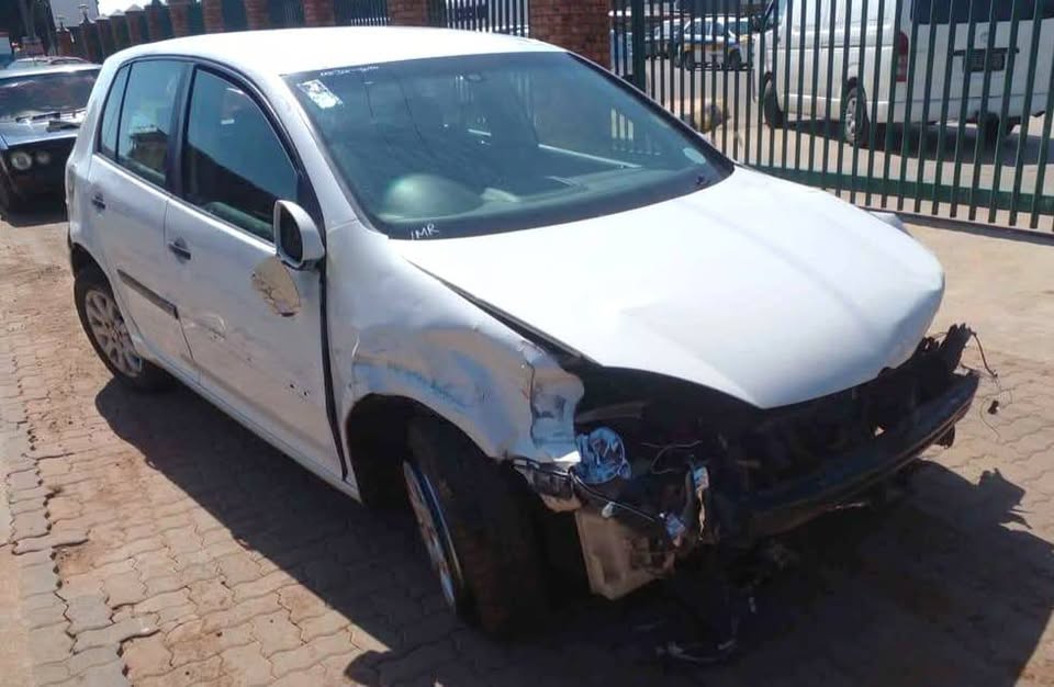 2005 VW golf 5 2i petrol stripping for parts my number WhatsApp or cell