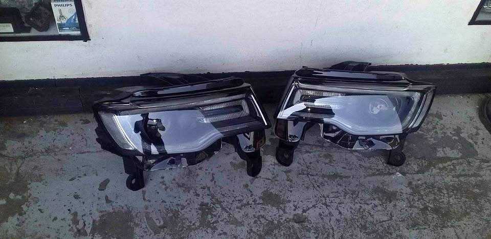 Jeep GRAND Cherokee srt headlight - Private Seller Jeep GRAND Cherokee srt headlight - Private Seller