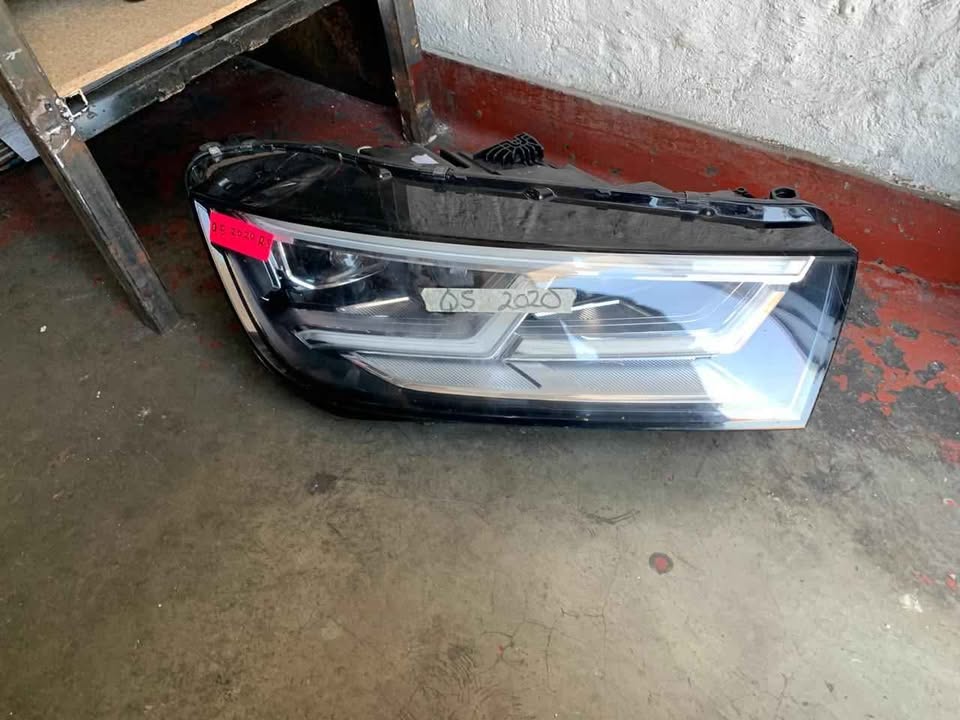 Audi Q5 Xenon Headlight Leftside. Call or DM . - Private Seller