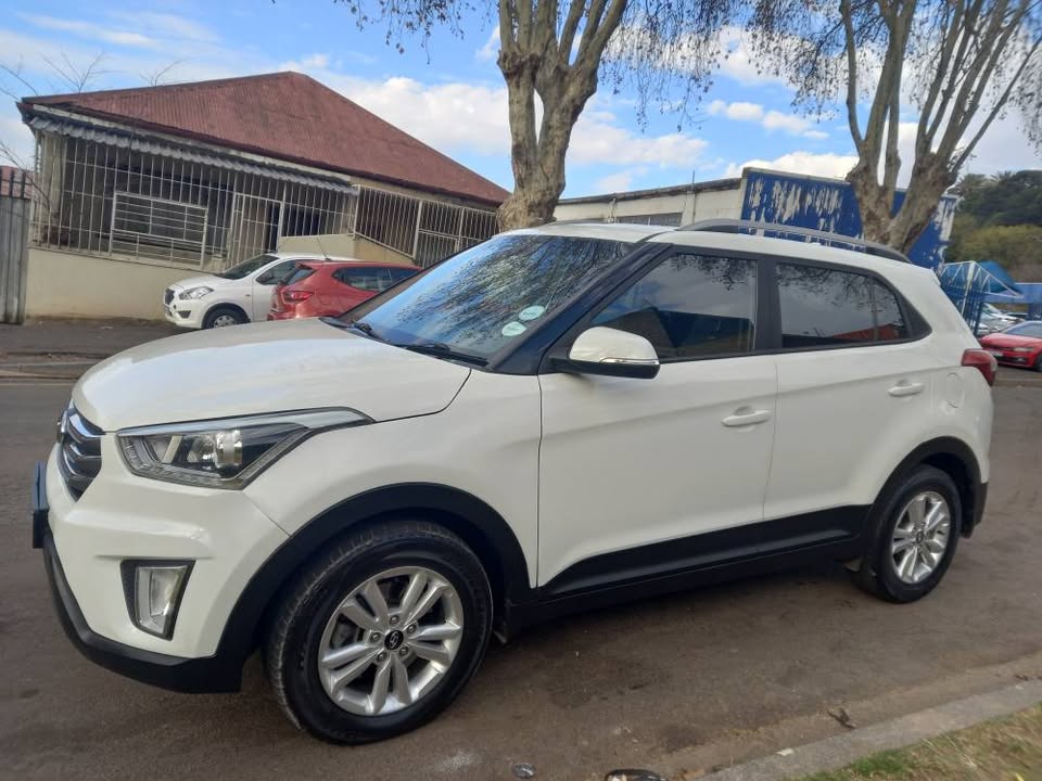 2016 Hyundai Creta 1.6 Petrol, Manual, White,107000kms Leather seats.