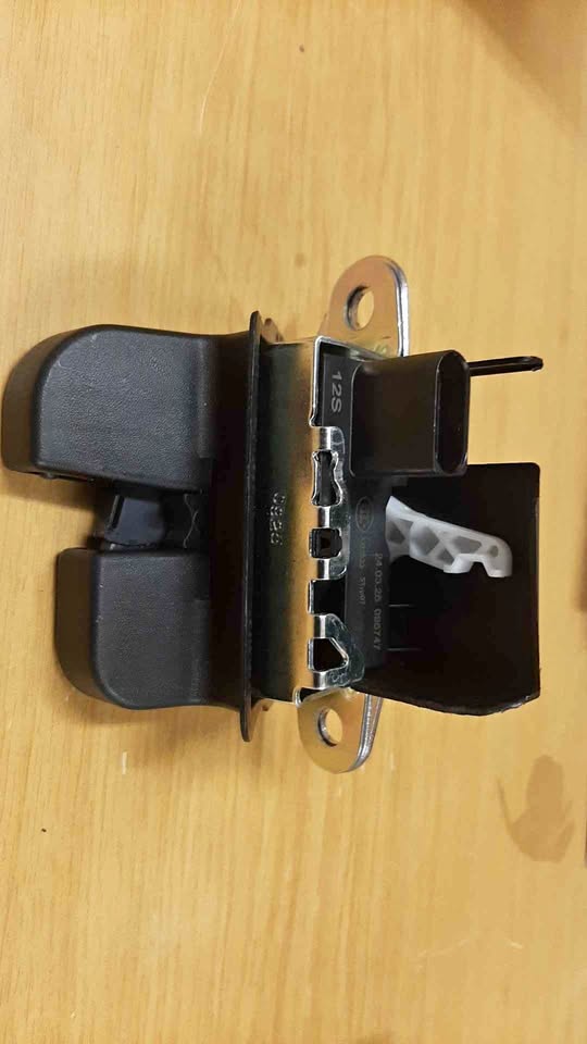 POLO 8 BOOT LOCK. GENUINE VW. BRAND NEW. FOR VARIOUS OTHER CARS TOO.