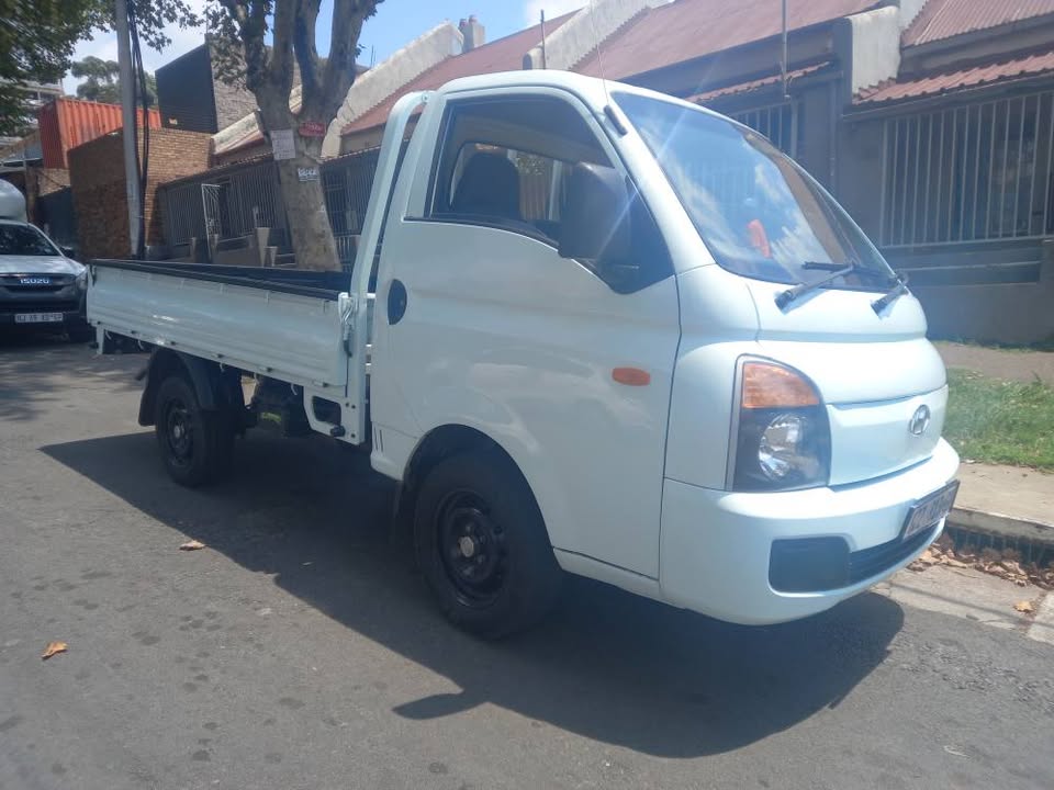 2010 HYUNDAI H100 BAKKIE 2.6 DIESEL, WHITE COLOR, MILEAGE 105000KMS
