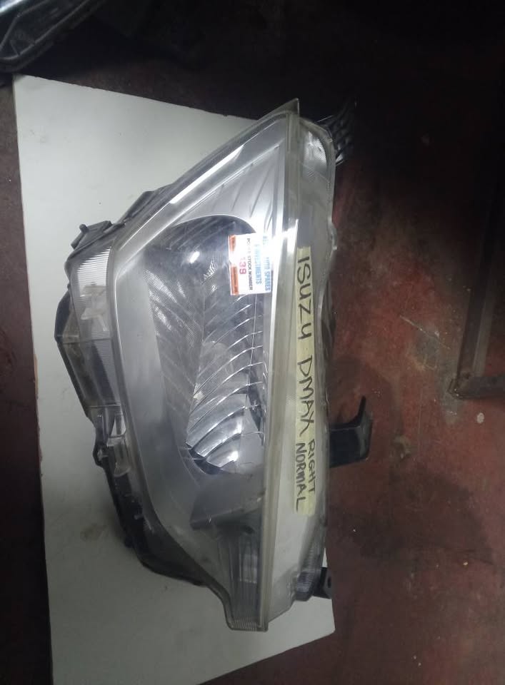 ISUZU DMAX HEADLIGHT RIGHT SIDE NORMAL - Private Seller ISUZU DMAX HEADLIGHT RIGHT SIDE NORMAL - Private Seller