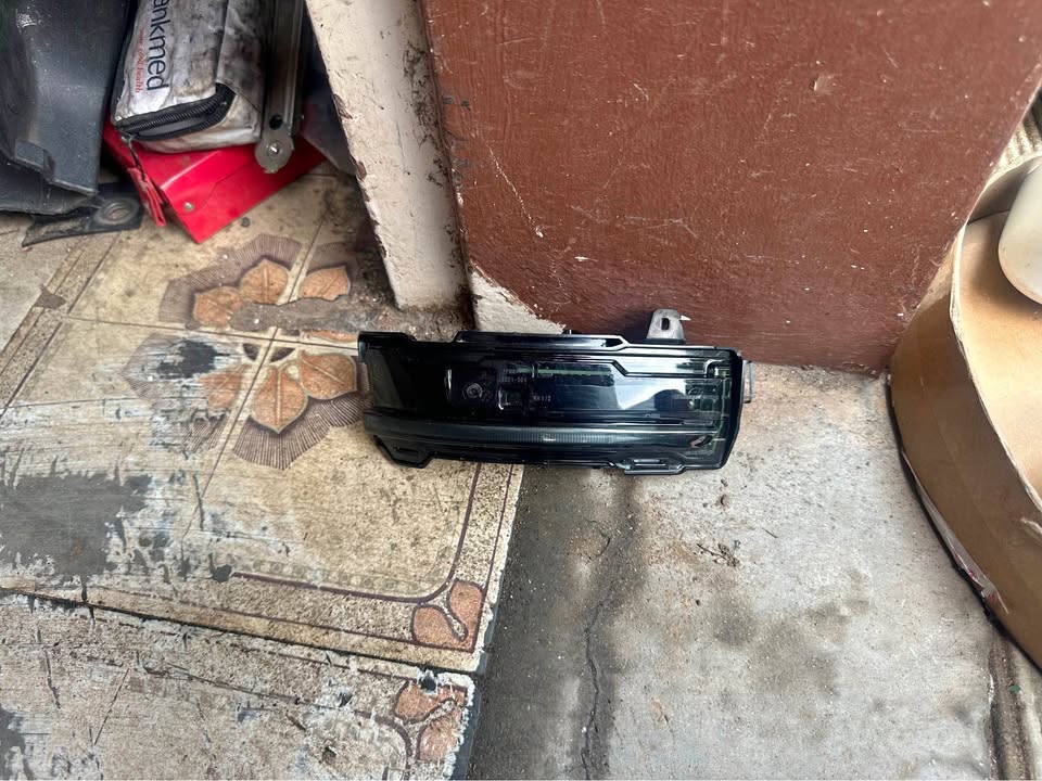 Range Rover Evoque L551, Velar L) Right Side LED Indicator Lens K8D2-13B381-AA - Private Seller Range Rover Evoque L551, Velar L) Right Side LED Indicator Lens K8D2-13B381-AA - Private Seller