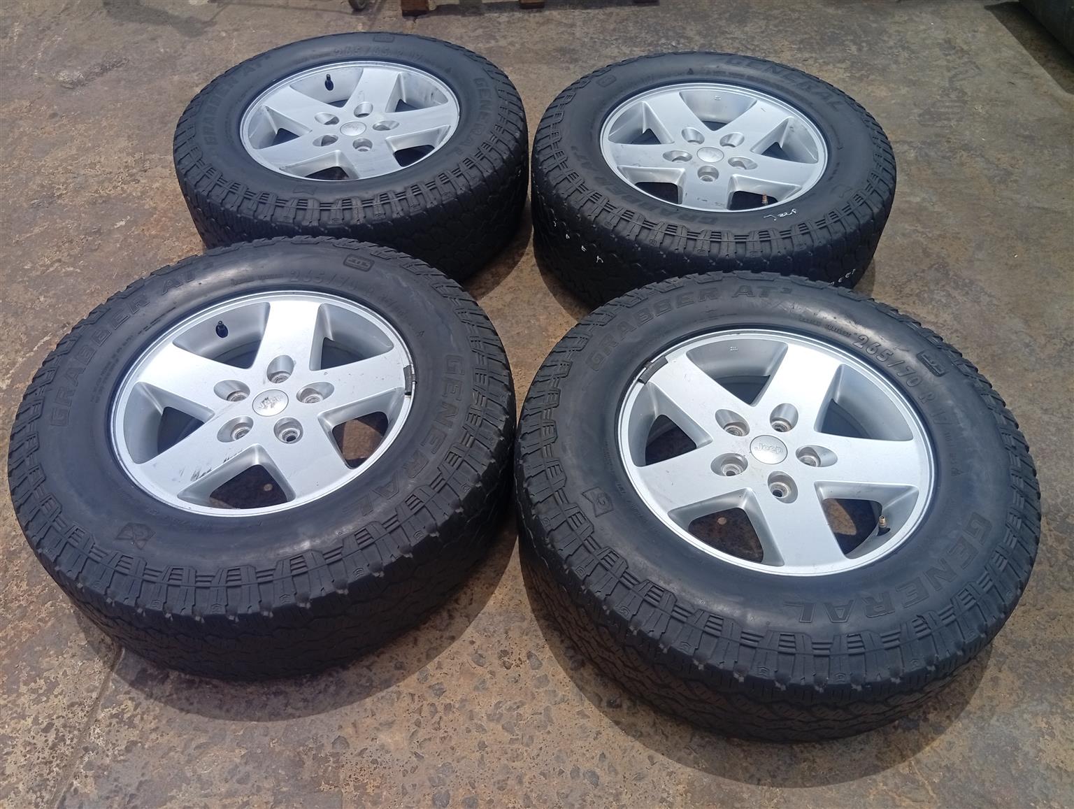 Jeep grand cheeroke 265/70R 17 5 hole 4 set of rims and tyres - Private Seller Jeep grand cheeroke 265/70R 17 5 hole 4 set of rims and tyres - Private Seller