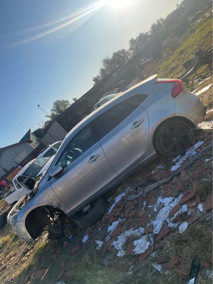 Volvo V40 T3 stripping for spares.